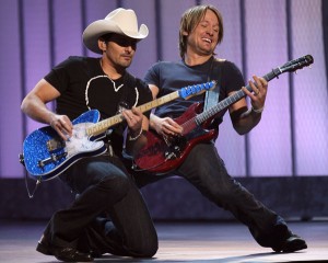 Brad Paisley e Keith Urban durante l'esecuzione di "Start a Band" ai CMA Awards 2008