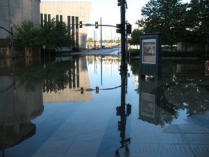 L'ingresso stage della Country Music Hall of Fame come appariva nella mattina di lunedì 3 maggio