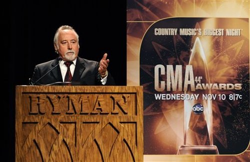 Steve Moore, presidente e amministratore delegato della CMAsale sul podio durante l'annuncio degli artisti nominati per i 44esimi Country Music Association Awards durante la trasmissione dell'altroieri, 31 agosto 2010 a Nashville (Foto AP)