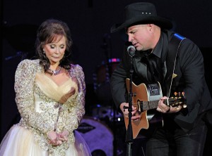 Loretta Lynn e Garth Brooks cantano "After The Fire Is Gone" (Foto: Rick Diamond - WireImage)