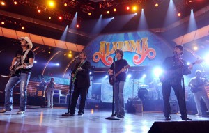 Brad Paisley durante la sua esibizione ai 46esimi ACM Awards con gli "Alabama" Jeff Cook, Randy Owen, and Teddy Gentry (Foto Kevin Winter/ACMA2011/Getty Images North America)