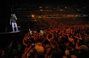 Darius Rucker durante la sua esibizione serale all'LP Fields di Nashville domenica scorsa (Foto: John Russell / CMA)