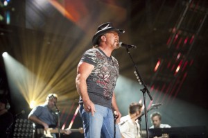 Trace Adkins all'LP Field lo scorso sabato 11 giugno a Nashville durante la sua esibizione (Foto Sara Kauss Photography)